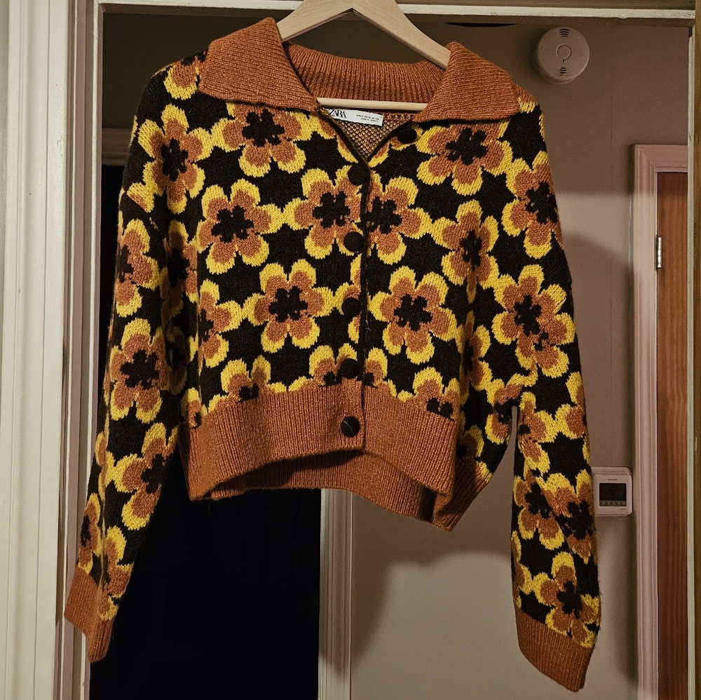 Zara button up cropped daisy sweater, sz large